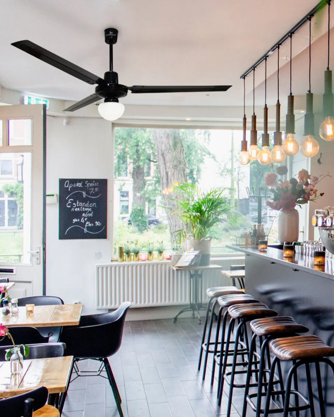 Ventilador de Techo Icarus 56" 3 Aspas con Luz Base E26 5 Velocidades 75W Negro - MASTERFAN