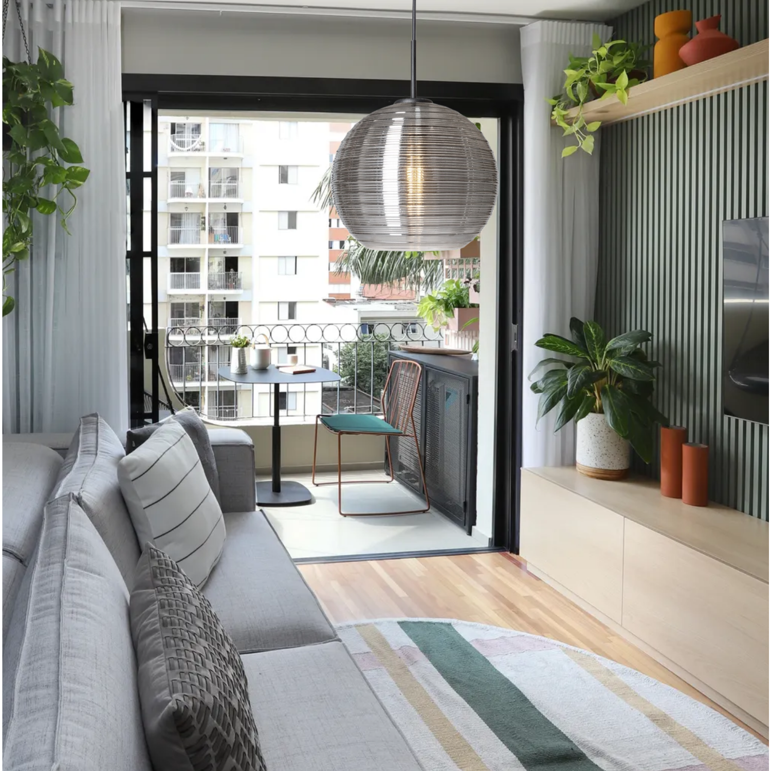 Lámpara Colgante Esfera de Vidrio Soplado Metalizado Ahumado con Detalle Negro – MAXXI