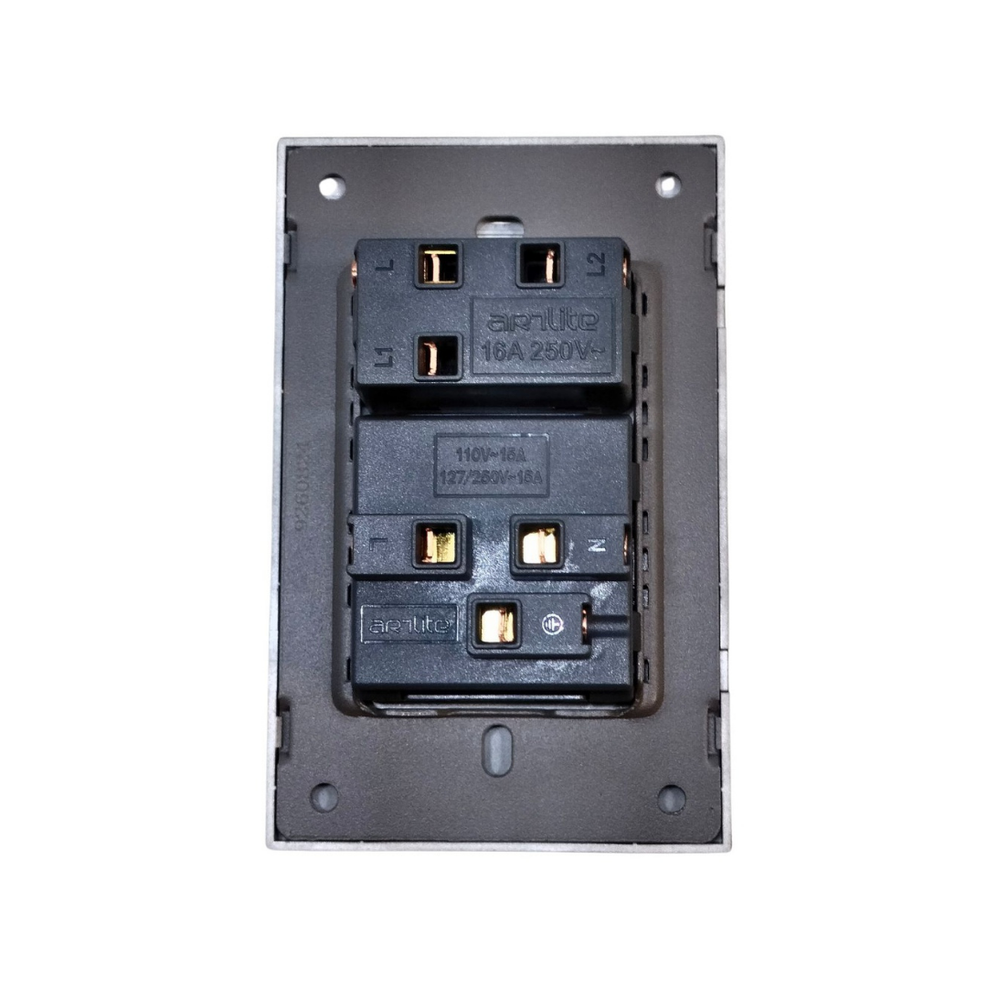 Placa Luxury APL-605 con Contacto y Apagador  1 Interruptor de 3 Vías  Color Negro Skin Feel  127–250V 15A  Diseño Moderno y Funcional – LUXURY ARTLITE