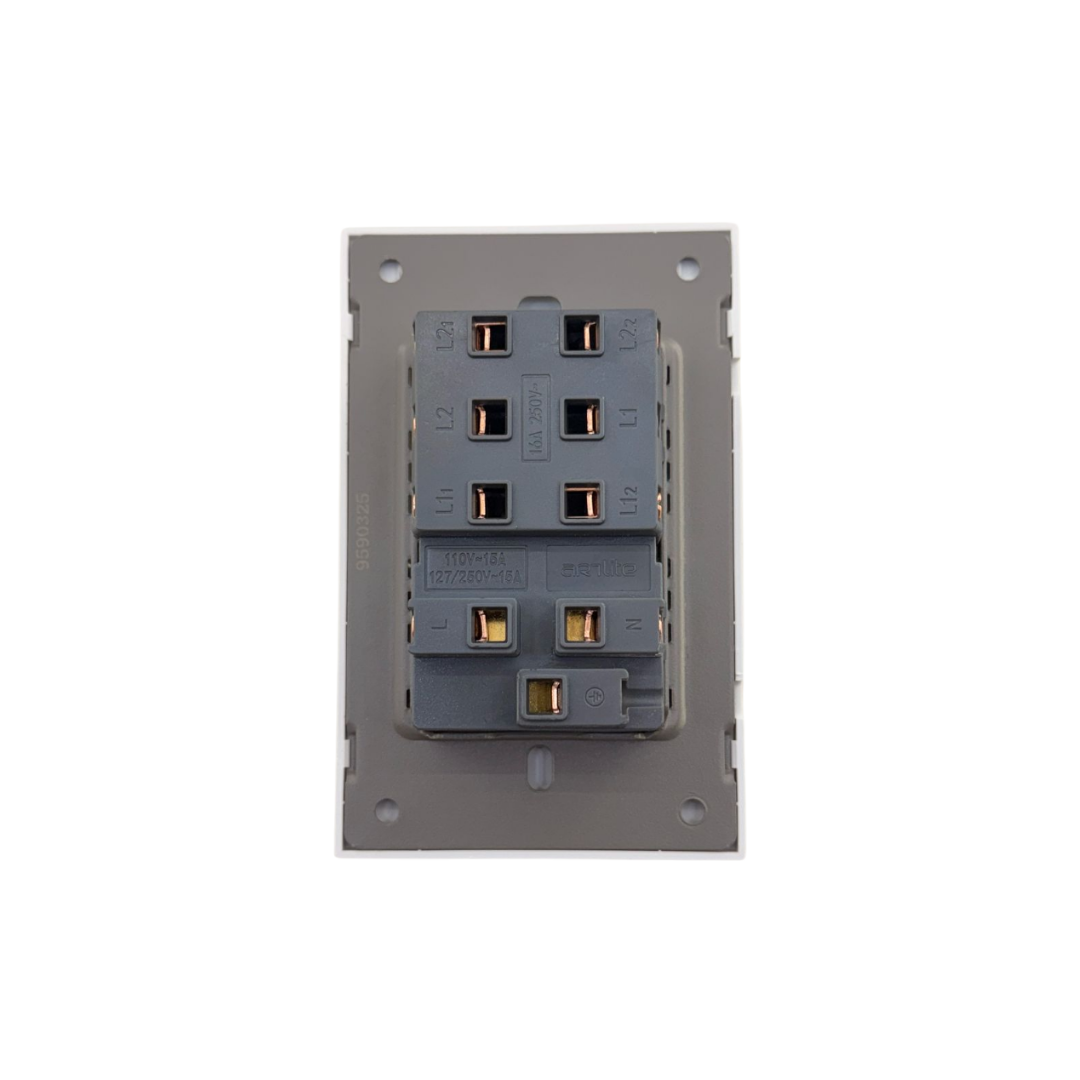 Placa Luxury APL-706 de ARTLITE  Contacto + 2 Interruptores 3 Vías 15A 127-250V~ Blanco Skin Feel - LUXURY ARTLITE