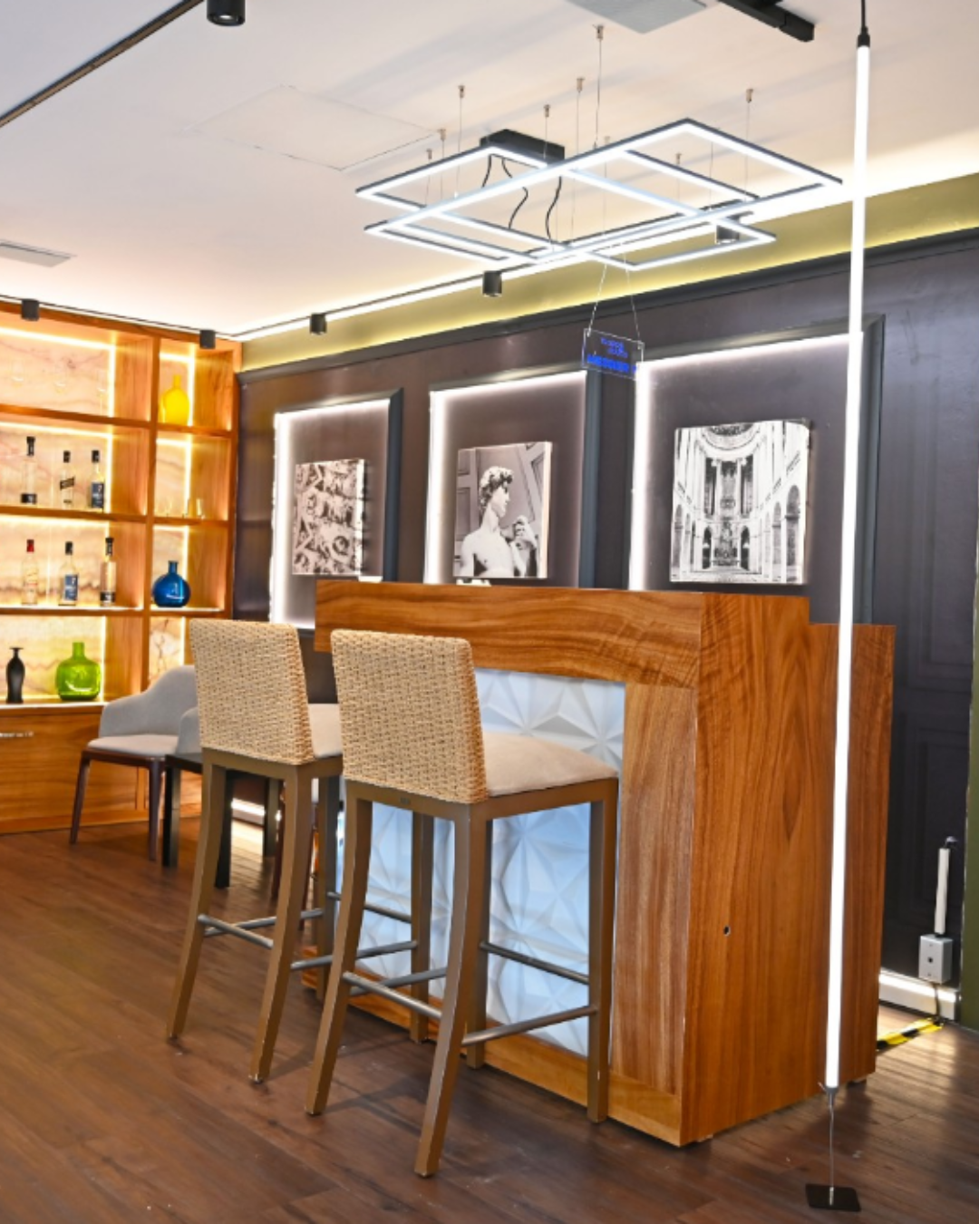 Lámpara Suspendida de 3 Rectángulos  Color Champagne con Iluminación Blanca Neutra - TL A