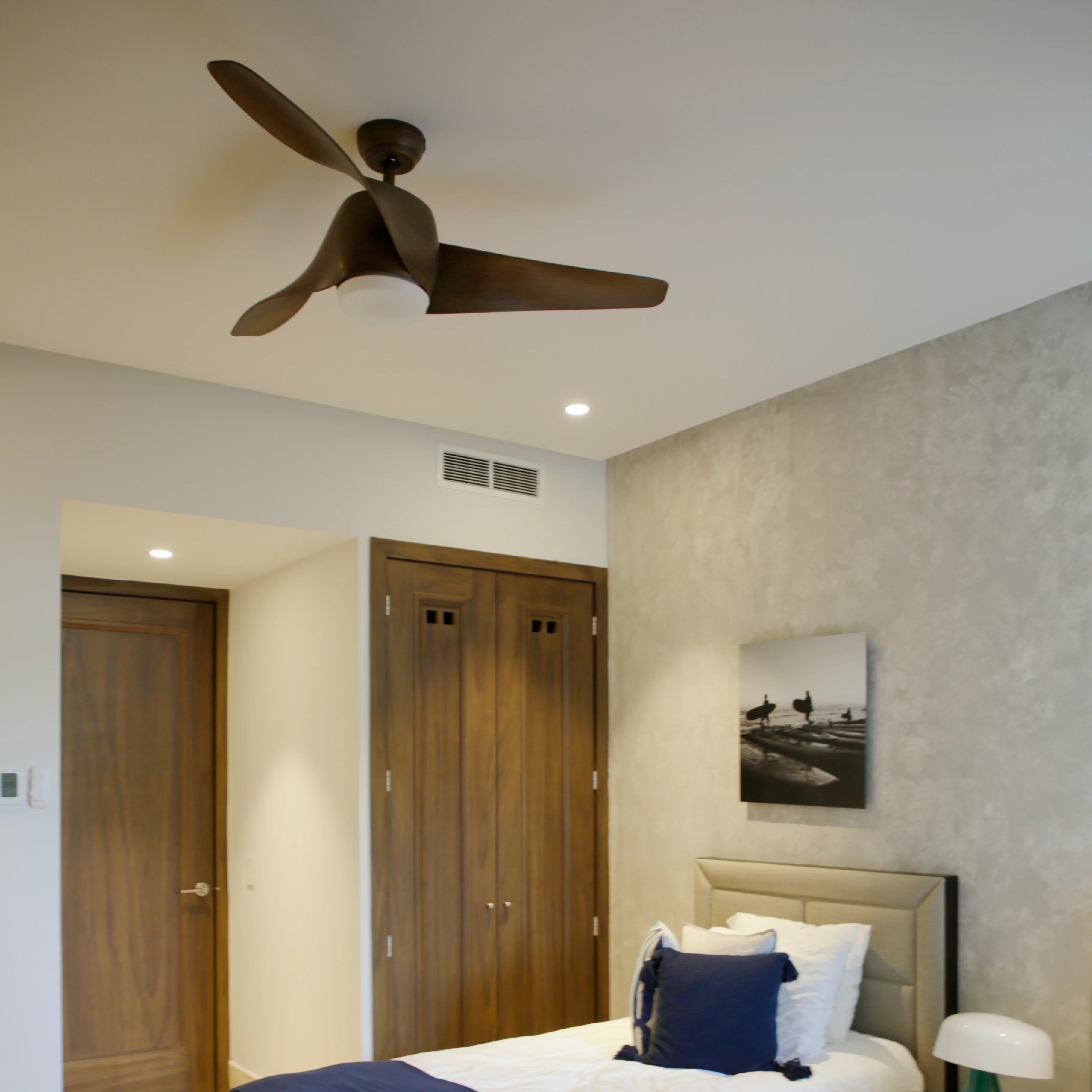 Ventilador de Techo STELA 52” Marrón con Luz LED, 3 Aspas Oblicuas y Control Remoto – Masterfan